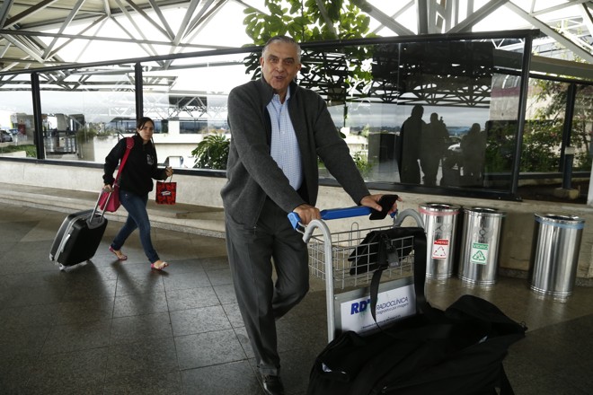 Presidente Mário Celso Petraglia embarcou com a delegação. Mas dirigente disse que está de viagem para a Alemanha. | Hugo Harada/Gazeta do Povo