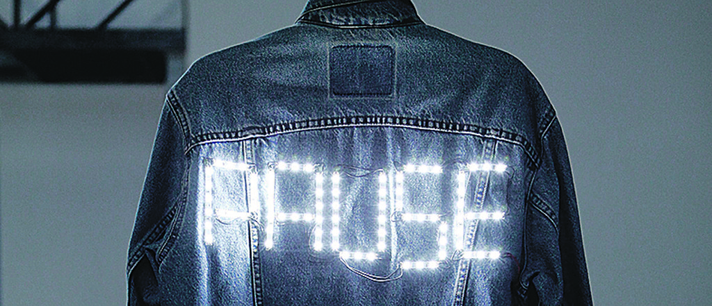 Iván Navarro trabalha com a estética luminosa.