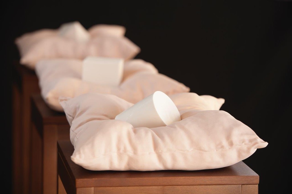 A almofada não é fofa na obra em cerâmica de Eduardo Freitas.