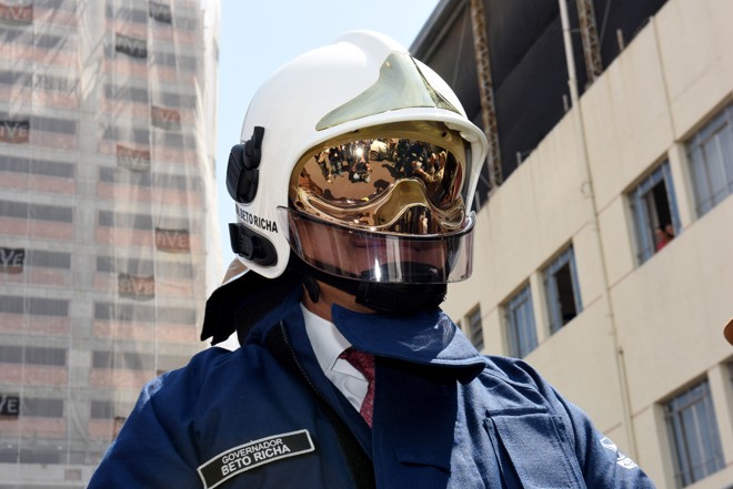 Antes, porém, ele testa a viseira especial do capacete... | Ricardo Almeida/ANPr/Fotos Públicas