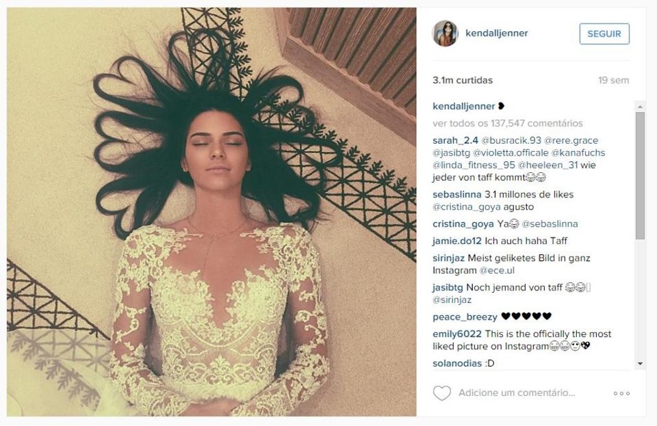 A imagem de Kendall Jener com o cabelo em formato de corações é a recordista de curtidas da rede social | /