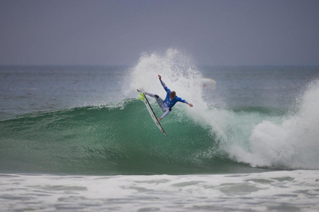 Kolohe Andino tira um 10 no round 4, antes de ser eliminado na repescagem pelo australiano Joel Parkinson. | Kirstin Scholtz/WSL