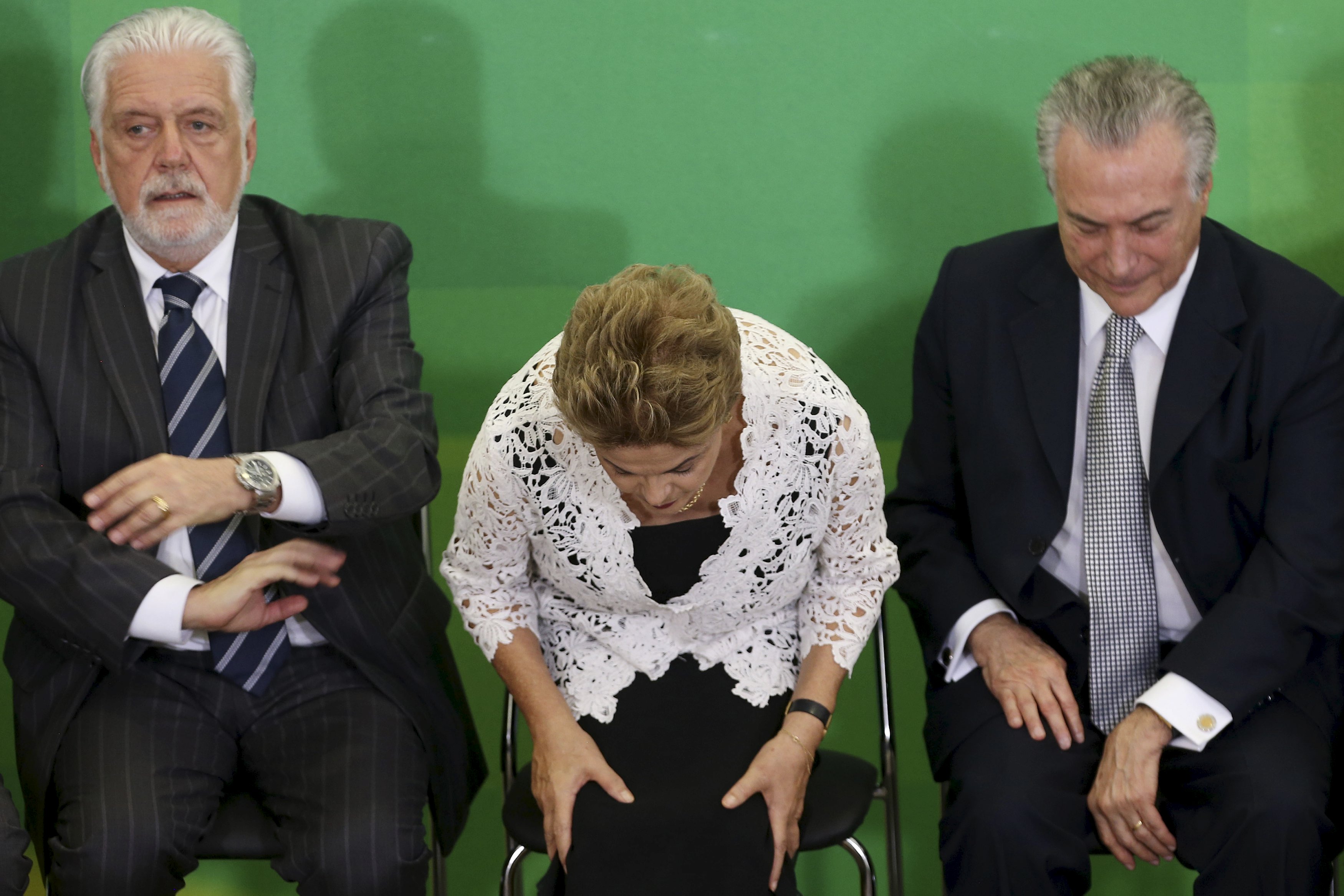 Dilma com Wagner (à esq,) e Temer: campanha de reeleição da presidente volta a ficar em xeque. | Adriano Machado/Reuters