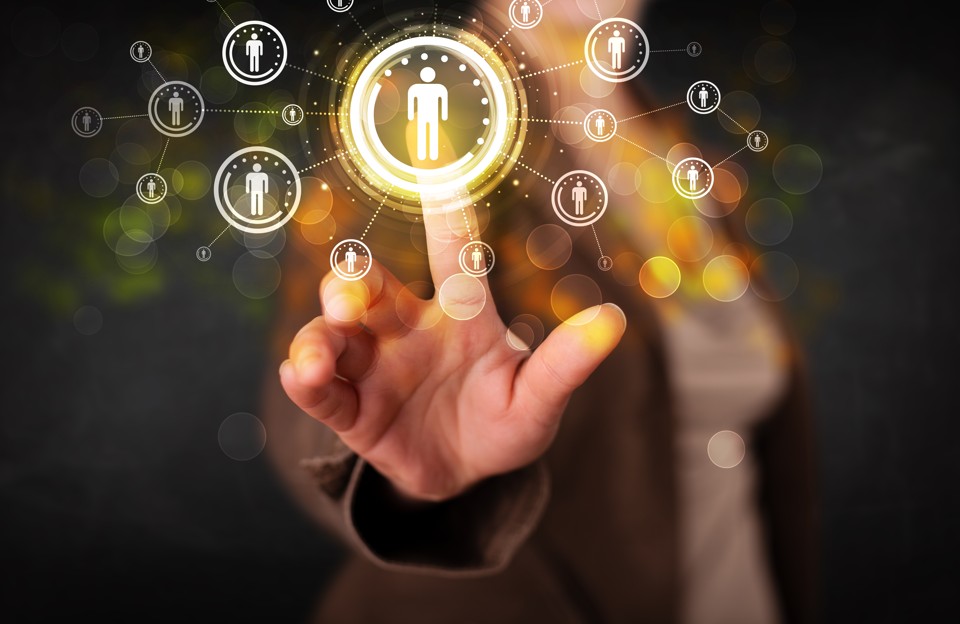Networking vai além da busca de vaga Ter uma rede de contatos se tornou importante para manter o emprego e ser promovido. | Bigstock