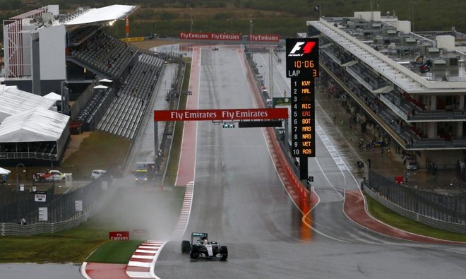 O britânico Lewis Hamilton dominou o terceiro treino livre e pode ficar com a pole, caso a chuva continue e impeça a sessão classificatória. | Mike Stone/Reuters