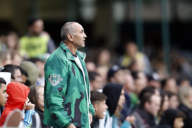 Torcedor do Coritiba indignado com a derrota para o São Paulo. | Albari Rosa/Gazeta do Povo