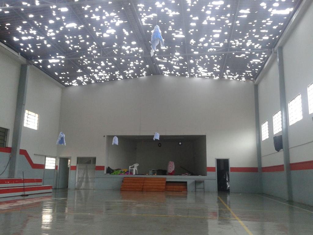 Telhado da Escola Sagrada Família foi destruído durante a apresentação de Dia das Crianças | Gisele Barão/Gazeta do Povo