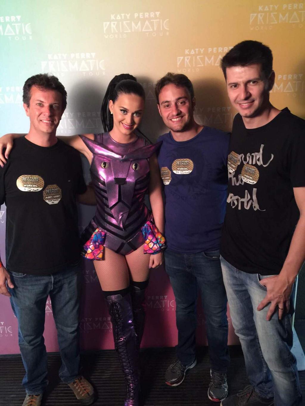 Katy Perry recebeu em seu camarim, minutos antes da apresentação de anteontem na Pedreira Paulo Leminski, Fábio Neves (à esq.), Gian Zambon (ao lado dela) e Bruno Neves, diretores da Seven Entretenimento, responsável pela realização e produção do show da diva do pop mundial em Curitiba | Divulgação/