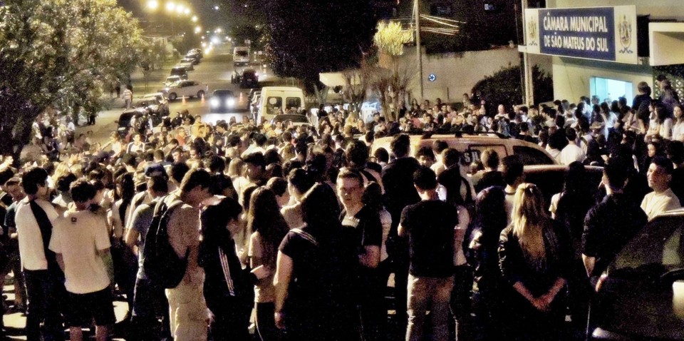Vereadores de São Mateus do Sul reduzem salário Para entrar em vigor, o projeto de lei tem de ser sancionado pelo prefeito. A redução salarial ocorreu após ampla manifestação e pressão popular. | /