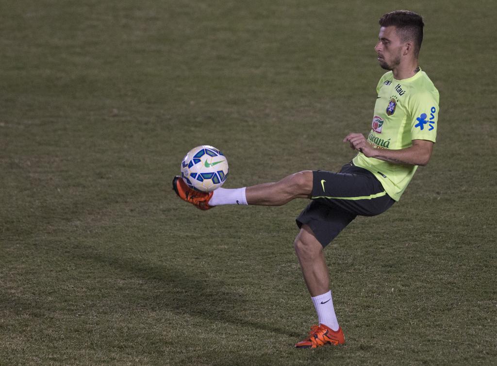 Lucas Lima, do Santos, é forte candidato a entrar na vaga de Oscar, do Chelsea, no jogo do Brasil contra a Venezuela. | Leo Correa/Mowa Press