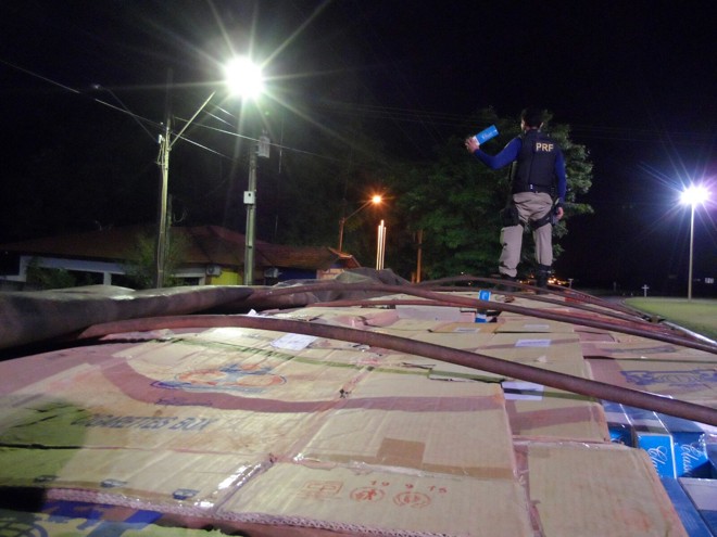 Motorista informou transportar grãos de milho. Na verdade, eram cigarros contrabandeados | Divulgação/PRF