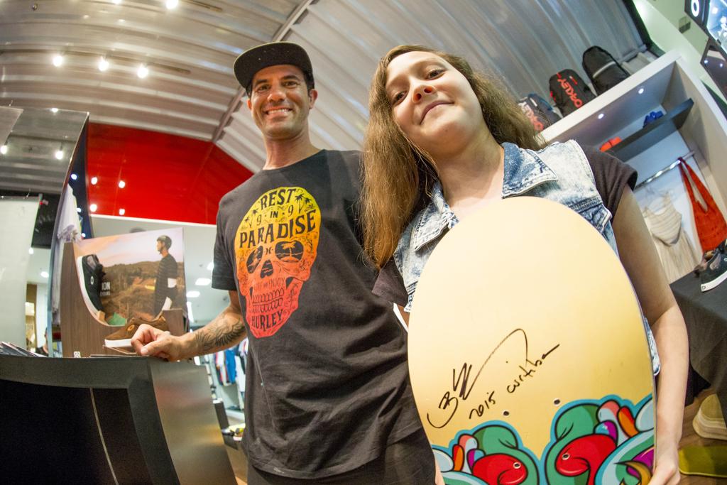 Bob Burnquist com fã em Curitiba: pai da megarrampa reconhece a força do skate de Curitiba. | Hugo Harada/Gazeta do Povo