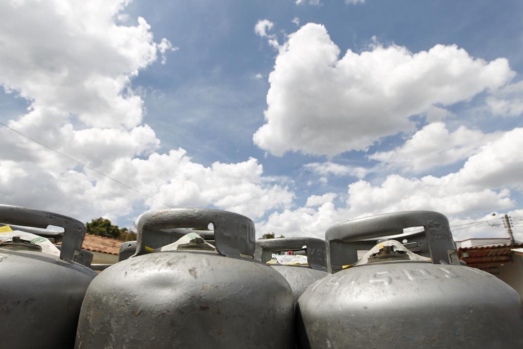 Segundo o IBGE, o botijão de gás subiu 12,38% no mês passado, adicionando sozinho 0,14 ponto porcentual à taxa da inflação | Antônio More /
Gazeta do Povo
