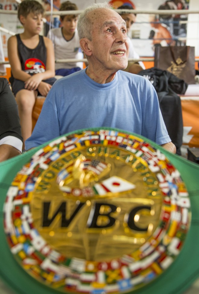 Éder Jofre e o cinturão concedido pela WBC de o melhor peso-galo da história do boxe. | Hugo Harada/Gazeta do Povo