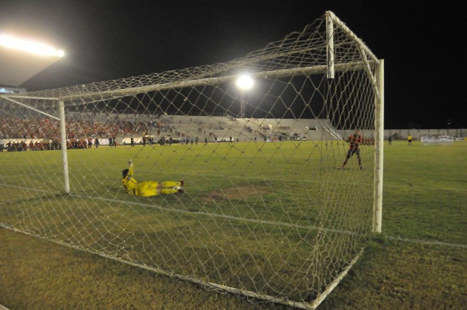 Goleiro Paulo Sérgio defendeu duas cobranças e fez a sua | Antônio Ronaldo/Correio da Paraíba