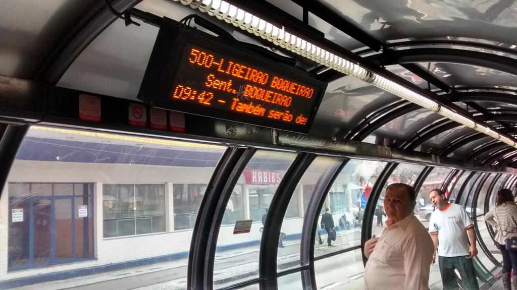 Painéis eletrônicos em estações-tubo e terminais exibem recado sobre repasse a empresas. | Katia Brembatti/Gazeta do Povo