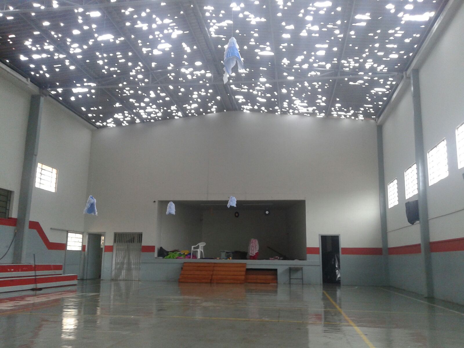 Telhado da Escola Sagrada Família foi destruído durante a apresentação de Dia das Crianças | Gisele Barão/Gazeta do Povo