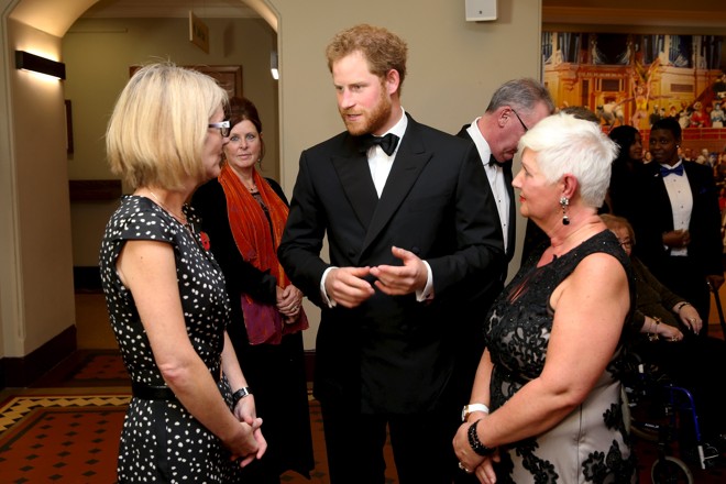 Harry (centro) bate um papo no saguão do Royal Albert Hall. |
