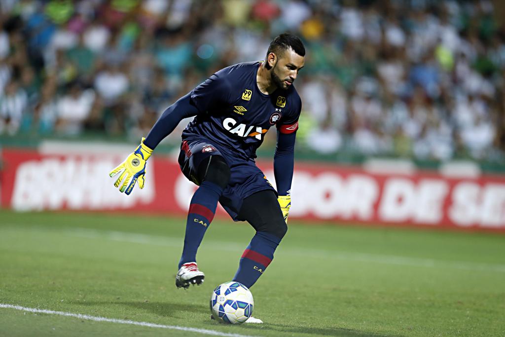 O goleiro rubro-negro Weverton foi o destaque da vitória do Atlético sobre o Fluminense. | Albari Rosa/Gazeta do Povo