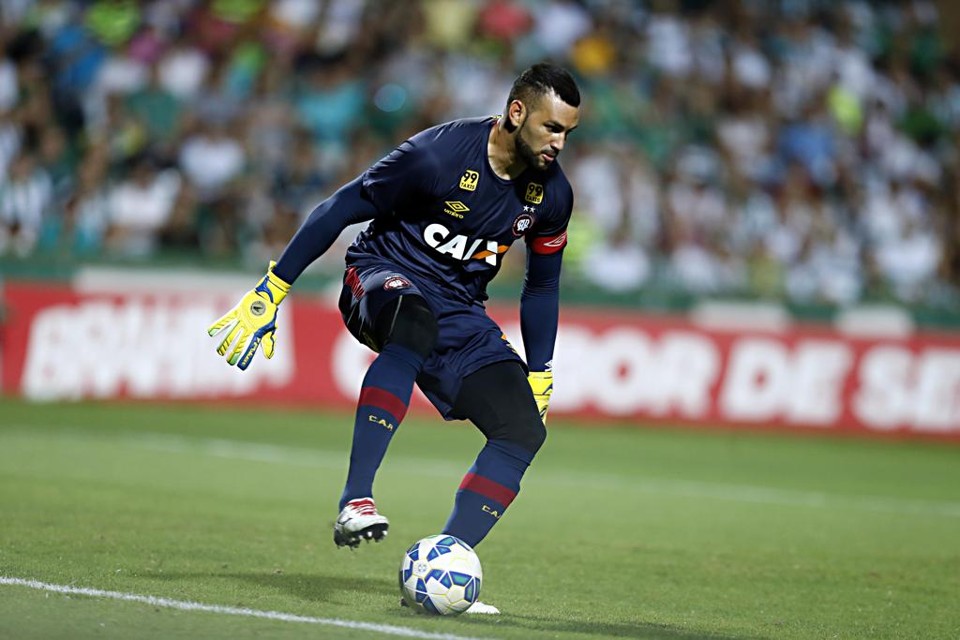 O goleiro rubro-negro Weverton foi o destaque da vitória do Atlético sobre o Fluminense. | Albari Rosa/Gazeta do Povo