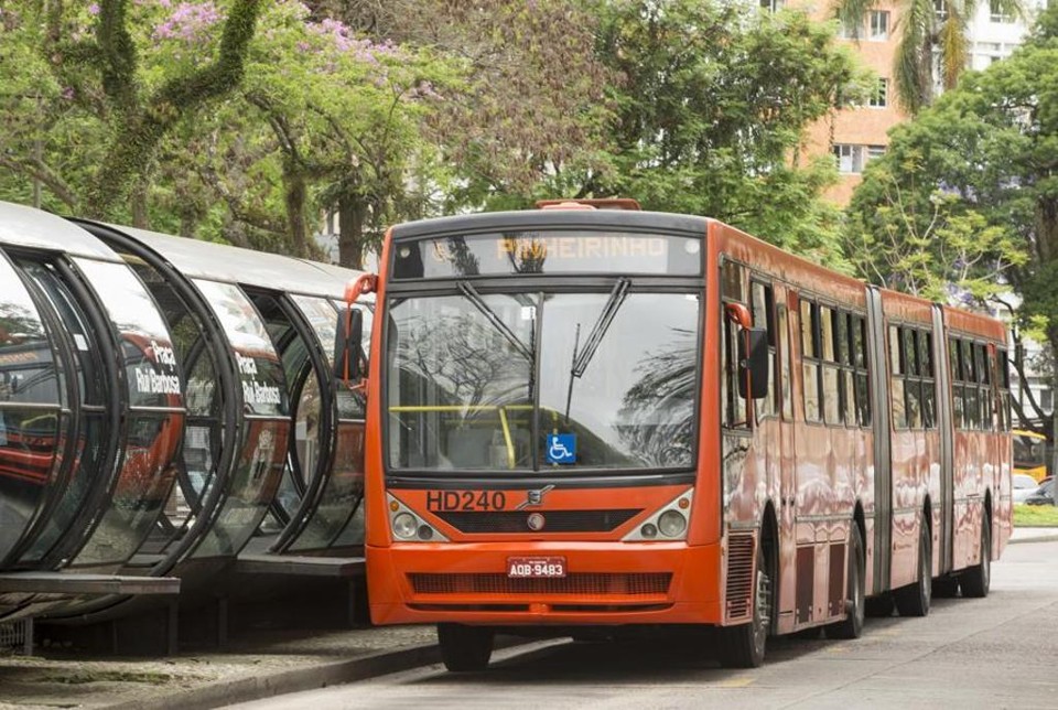 Atualmente, mais de 180 ônibus circulam com idade além do limite estabelecido por contrato | Hugo Harada/Gazeta do Povo