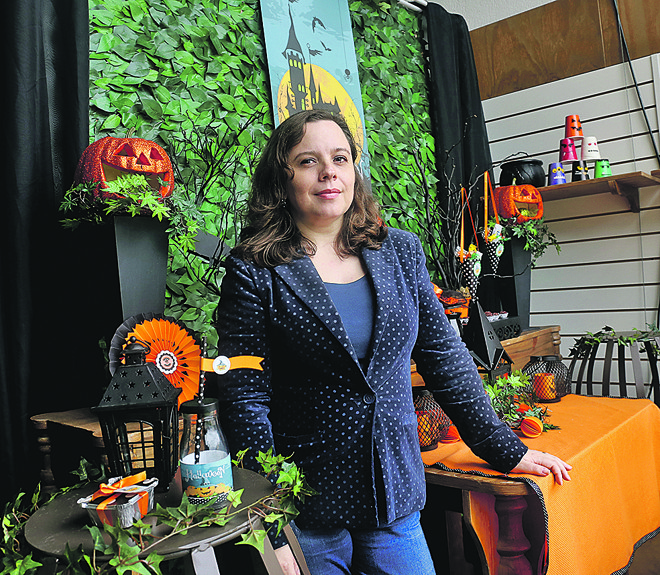 A empresária Mariceli Massuci, sócia da loja Decore & Comemore, que festeja o bom resultado de vendas com o Halloween, comemorado hoje. Para ela, a bruxa está literalmente solta. | Foto: Divulgação