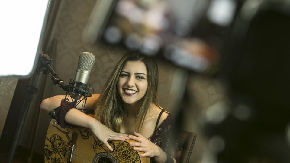 Um dos “segredos” da youtuber Sofia é gostar de alguns dos artistas mais vistos na rede, como Anitta, Luan Santana, Lucas Lucco. | Marcelo Andrade/Gazeta do Povo