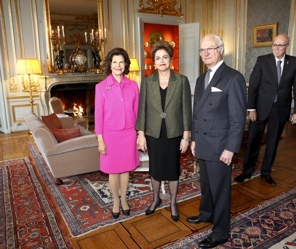 Dilma com a rainha Silvia e o rei  Carl Gustaf durante visita a Suécia | TT NEWS AGENCY/REUTERS