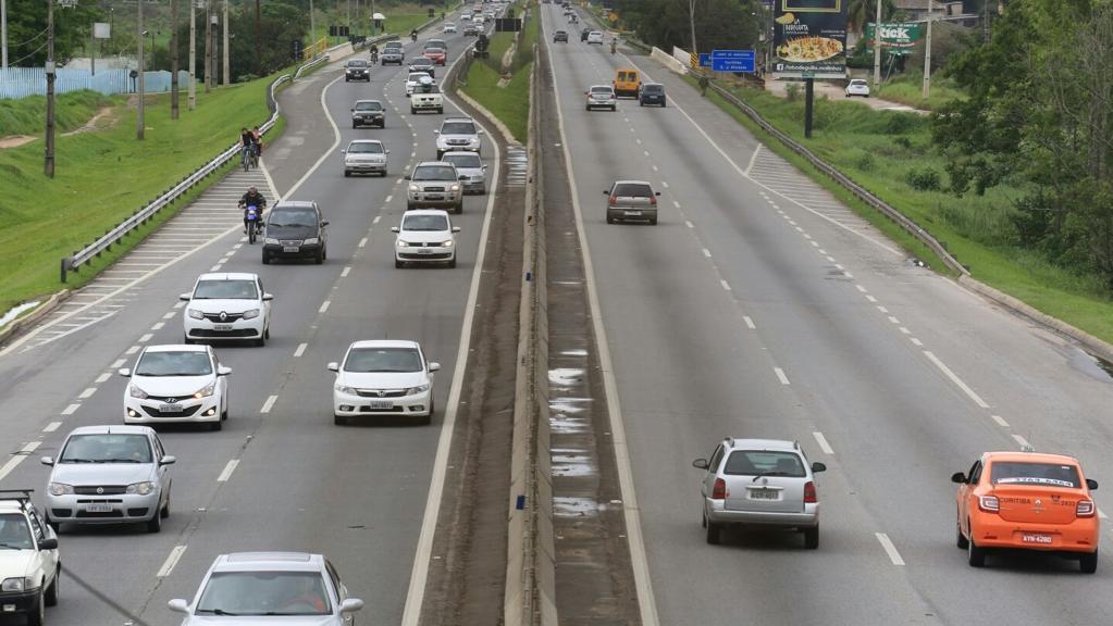 Movimento de retorno do Litoral para Curitiba pela BR-277: chuva antecipou a volta para casa. | Ivonaldo Alexandre/Gazeta do Povo