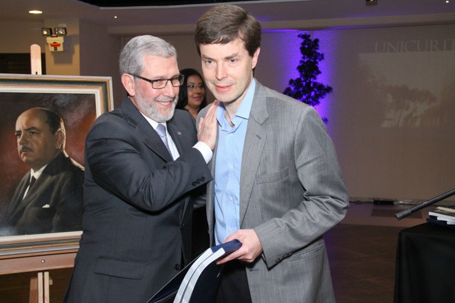 O reitor do UniCuritiba, Arnaldo Rebello (de barba), prestou uma homenagem ao presidente executivo do GRPCom, Guilherme Döring Cunha Pereira, neto do primeiro diretor da Faculdade de Direito de Curitiba, desembargador Francisco Cunha Pereira. A cerimônia ocorreu na quarta-feira, durante o lançamento do livro comemorativo aos 65 anos da instituição | Foto: Divulgação/UNICURITIBA