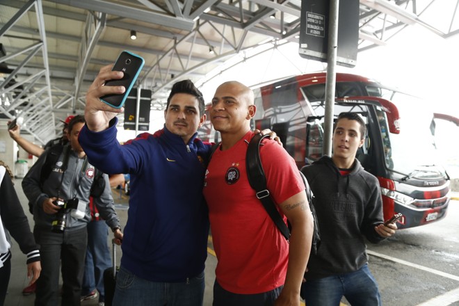 Fã tira selfie com o atacante Walter. | Hugo Harada/Gazeta do Povo