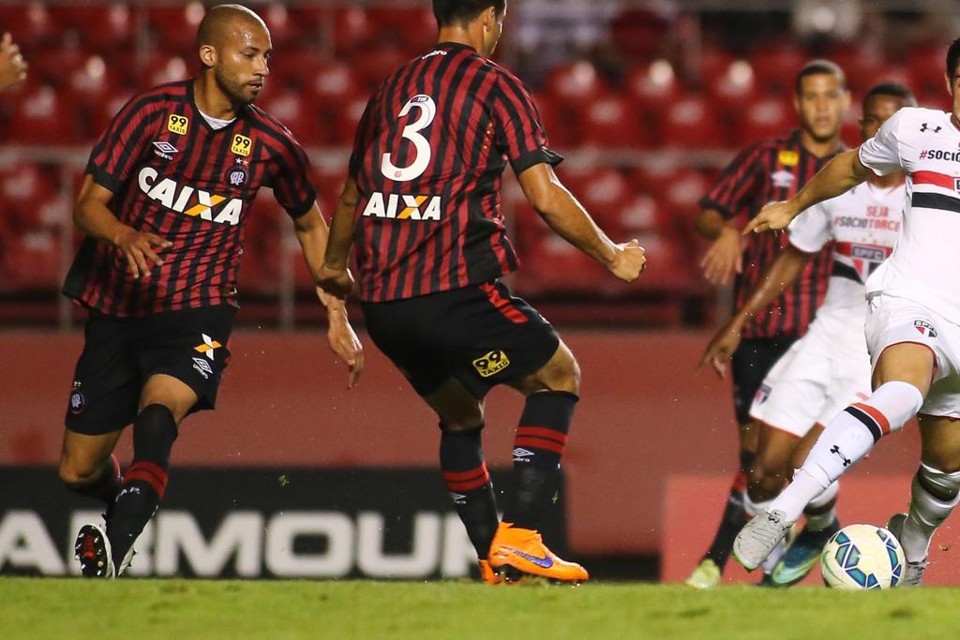 Zaga atleticana, formada por Kadu e Vilches, contribuiu para o desempenho ruim no returno | André Lucas Almeida/Futura Press/Folhapress