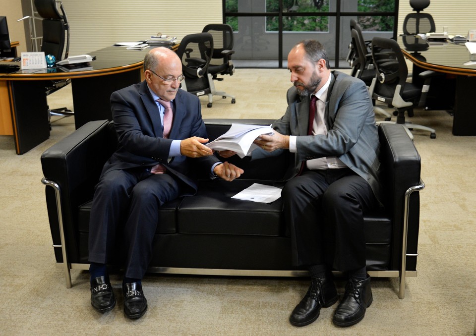 Aroldo Cedraz (á esq.) recebe a defesa do governo: denúncia de proteger o filho. | Wilson Dias/Agência Brasil