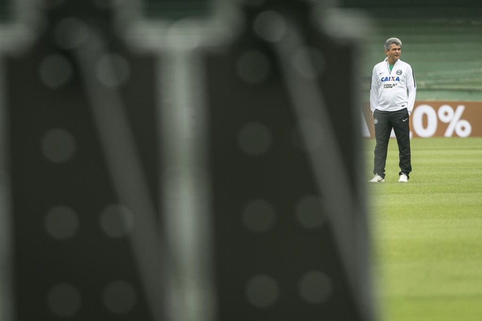 Pressionado, Coritiba aposta em atletas tarimbados para fugir da ZR O técnico Ney Franco espera que a “ rodagem” dos jogadores mais veteranos ajude na recuperação do Coritiba. | Marcelo Andrade/Gazeta do Povo