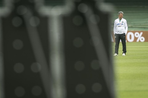 Pressionado, Coritiba aposta em atletas tarimbados para fugir da ZR O técnico Ney Franco espera que a “ rodagem” dos jogadores mais veteranos ajude na recuperação do Coritiba. | Marcelo Andrade/Gazeta do Povo