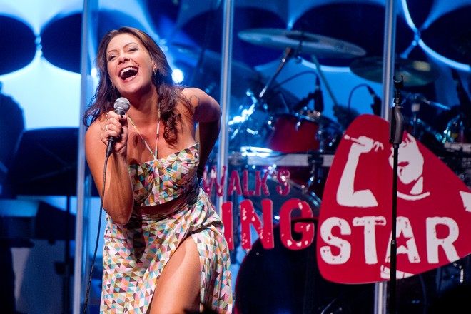 Fabiula canta em karaokê numa das cenas mais divertidas do filme. |