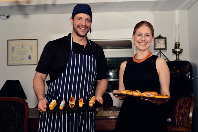 Bomba de efeito saboroso. O chef de cuisine e pâtisserie Eduardo Gaertner Crema e sua mulher, Eloise Crema, da Chokolat Chocolateria, inaugurada há um ano na Avenida Batel, estão promovendo até o próximo dia 6 a Éclair Week, que tem como atração os éclairs, popularmente chamados no Brasil de bombas | Foto: Nadya Costa