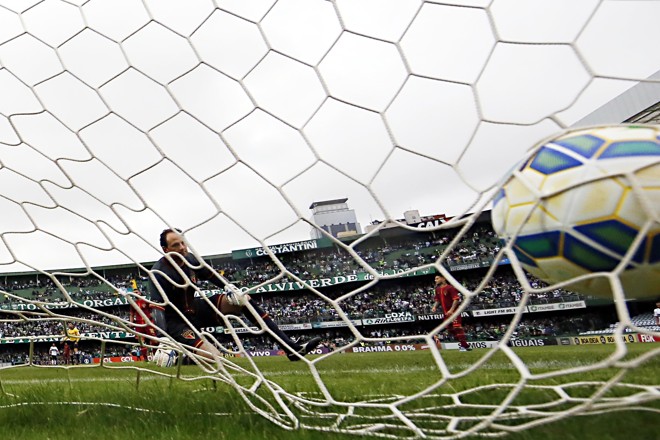 Rogério Ceni observa a bola na rede no golaço de Cáceres pelo Coritiba. | Albari Rosa/Gazeta do Povo