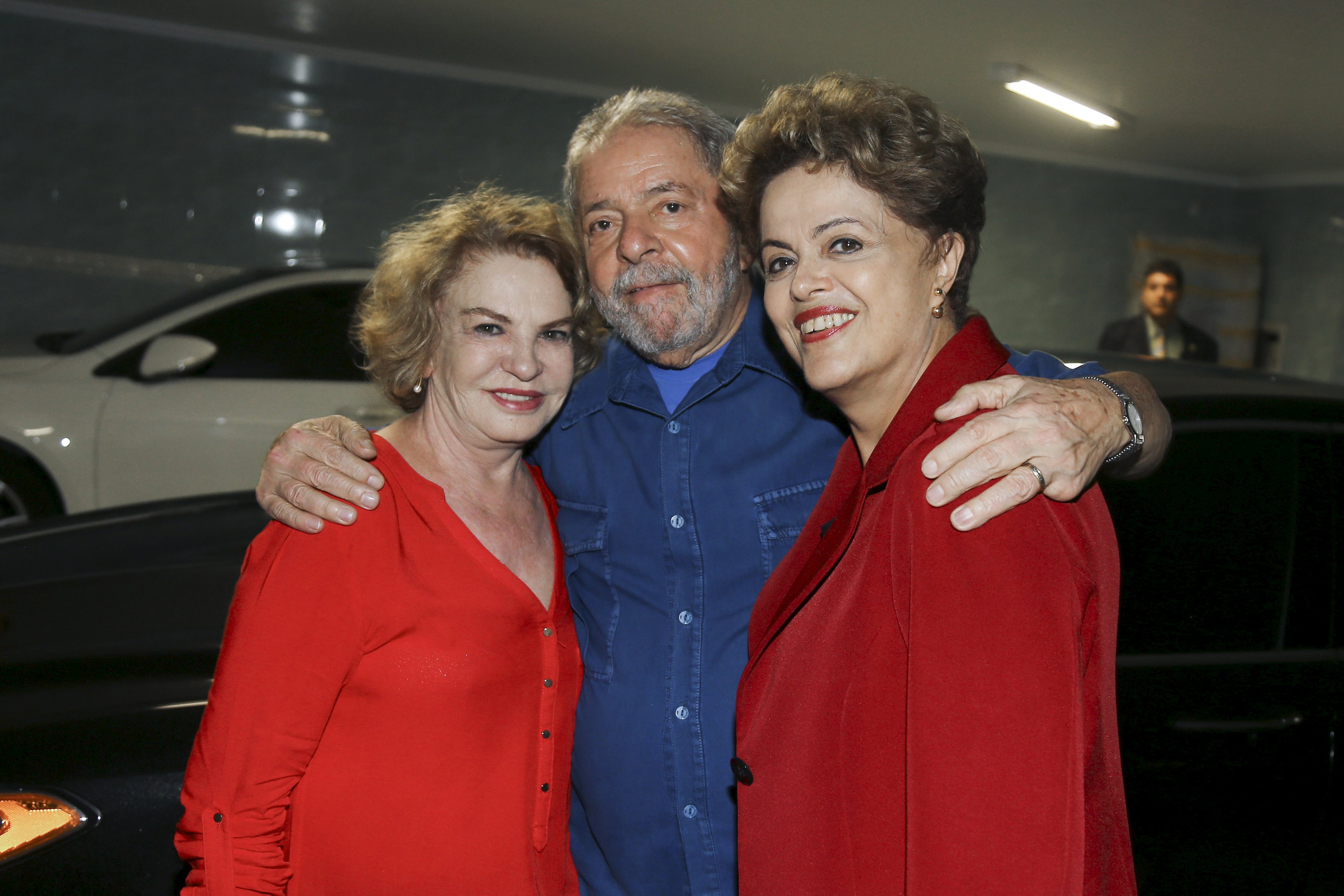 Dilma participou do aniversário de 70 anos do ex-presidente Lula na terça: na foto também a ex-primeira-dama Marisa Letícia. | Handout/Reuters