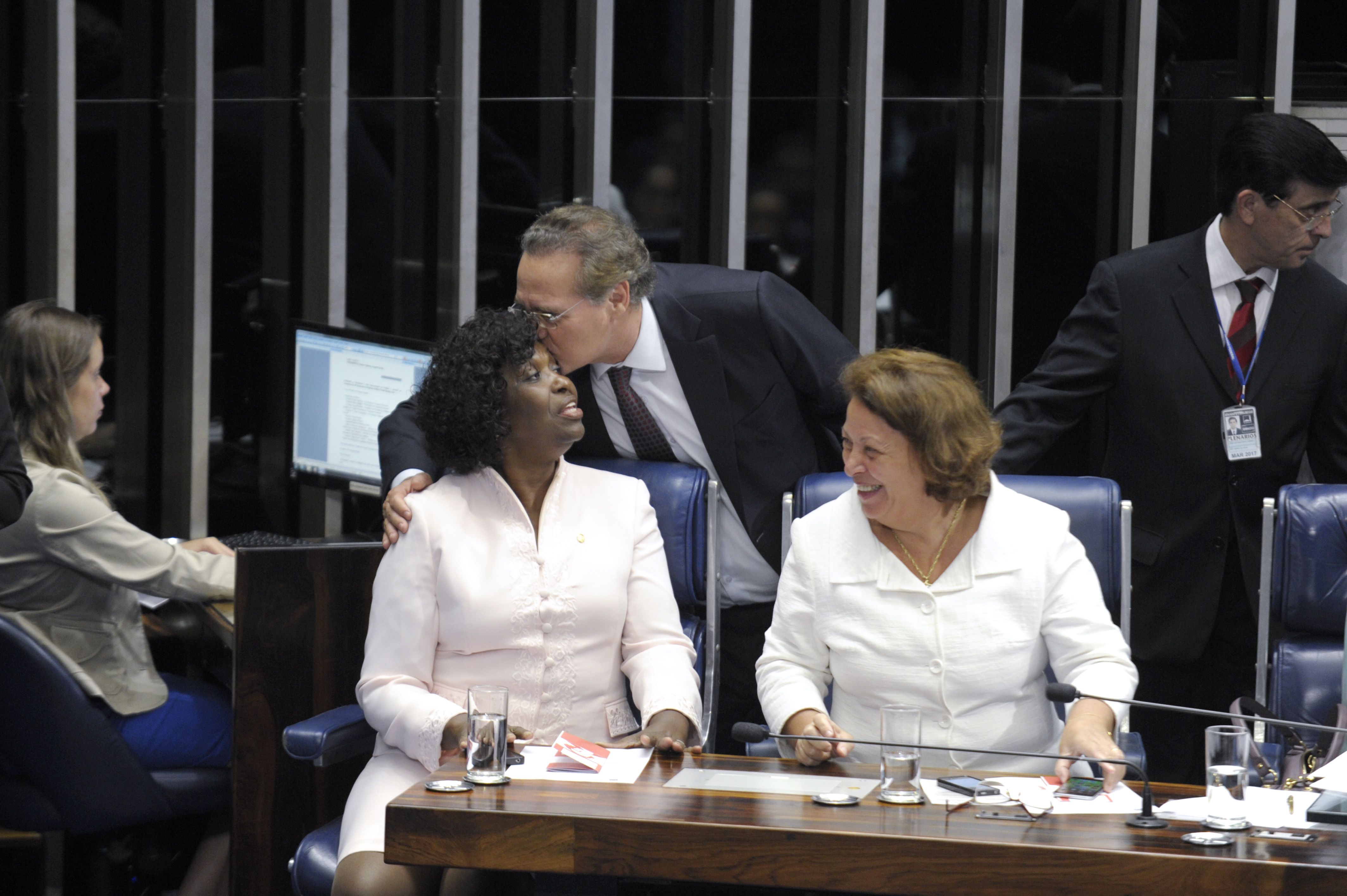 Benedita da Silva ganha um beijo de Renan Calheiros: cotada para o ministério. | Jefferson Rudy/Agência Senado