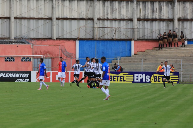 Paraná e Bragantino, pela 37ª rodada da Série B do Brasileiro | Ivonaldo Alexandre/Gazeta do Povo