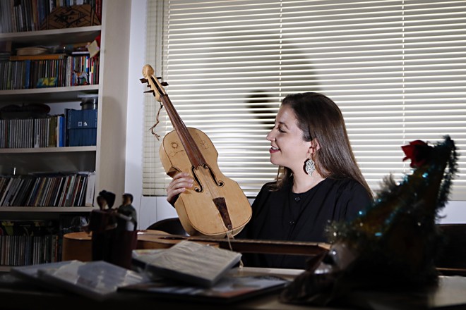 Em 1998, Lia pediu aso amigos que comprassem rebecas produzidas no litoral. Com essa ajuda de custo, conseguiu registrar a voz e a música de violeiros. Ao longo de duas décadas, chegou a 160 depoimentos. “Quarenta deles já morreram”, diz, chamando atenção para a urgência desse tipo de trabalho. | Albari Rosa/Gazeta do Povo