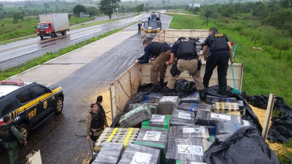 Droga era transportada em carreta, abordada na BR-487 | PRF-PR/Divulgação