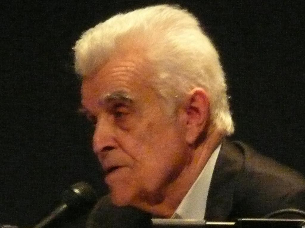 Girard era um defensor do cristianismo.