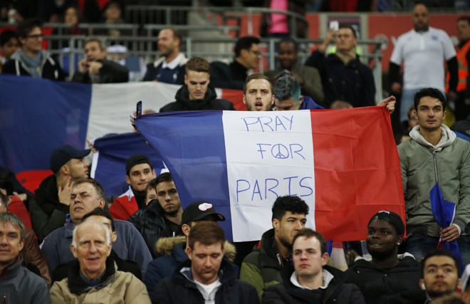 Torcedor inglês presta homenagem às vítimas dos atentados em Paris. | Carl Recine/REUTERS