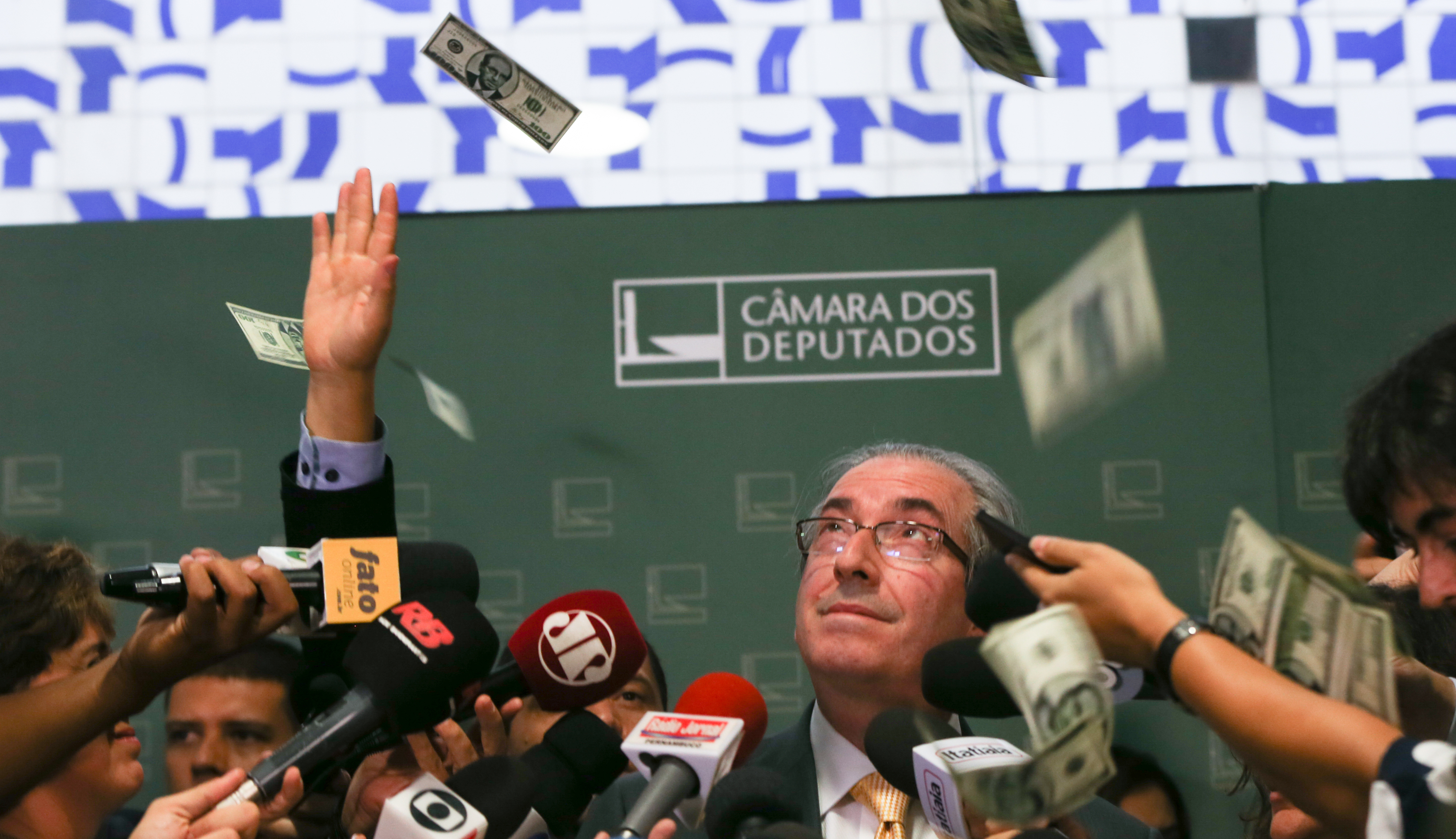 Eduardo Cunha foi alvo de manifestantes nesta quarta (4), que jogaram notas falsas em direção ao presidente da Câmara. | Lula Marques/Agência PT