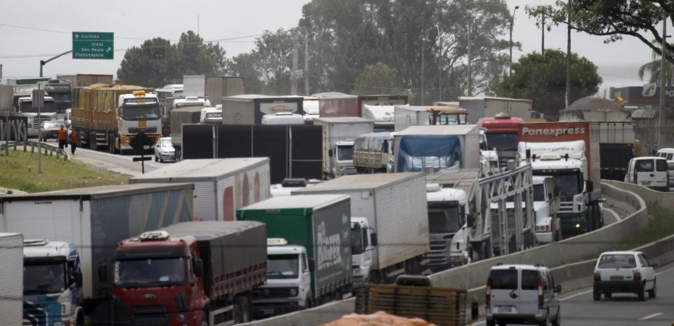 A mais recente manifestação do caminhoneiros ocorreu em abril deste ano e durou cinco dias, gerando bloqueios em estradas | Jonathan Campos/Gazeta do Povo
