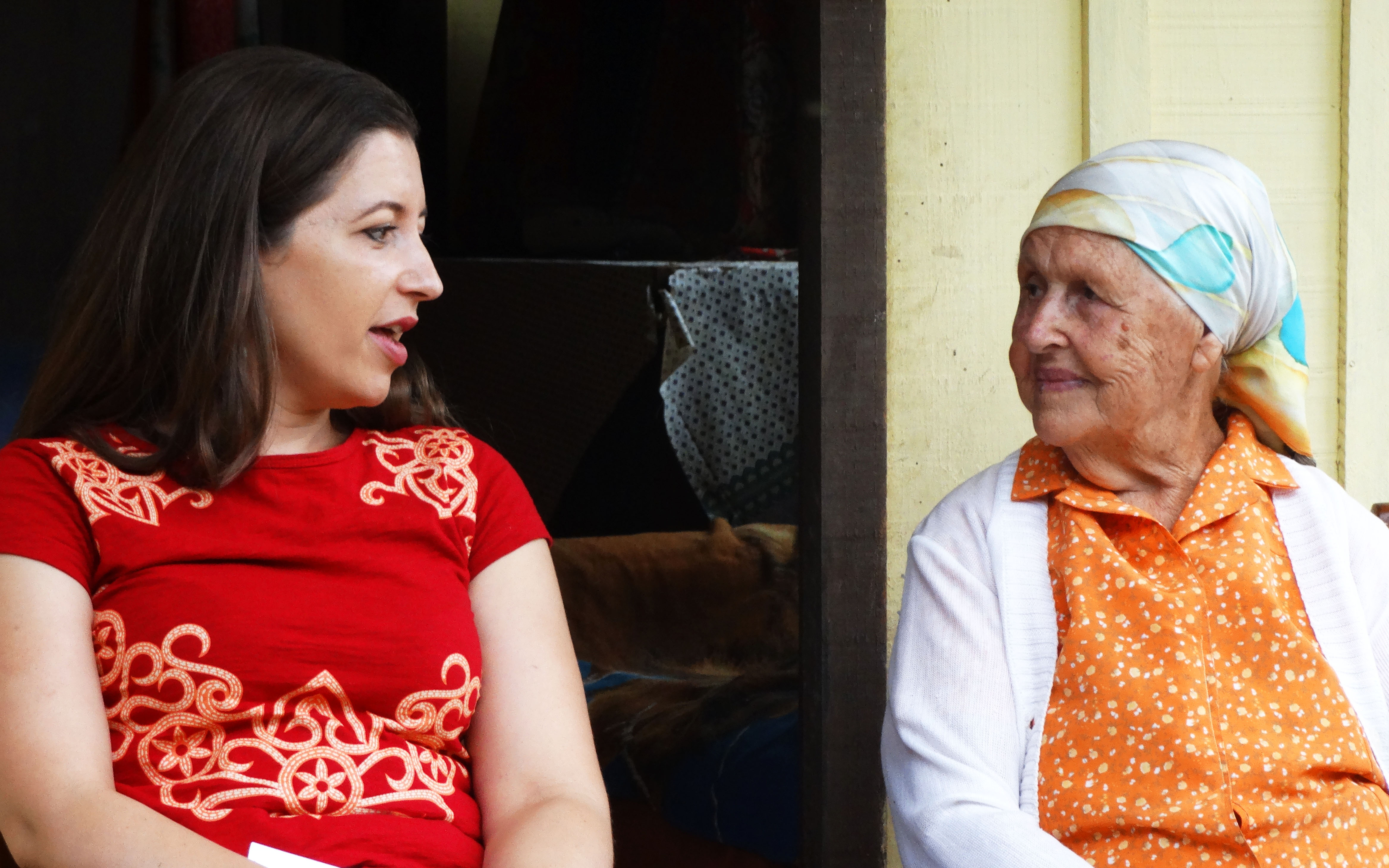 A diretora Lia Marchi ao lado de uma das entrevistadas. | Divulgação