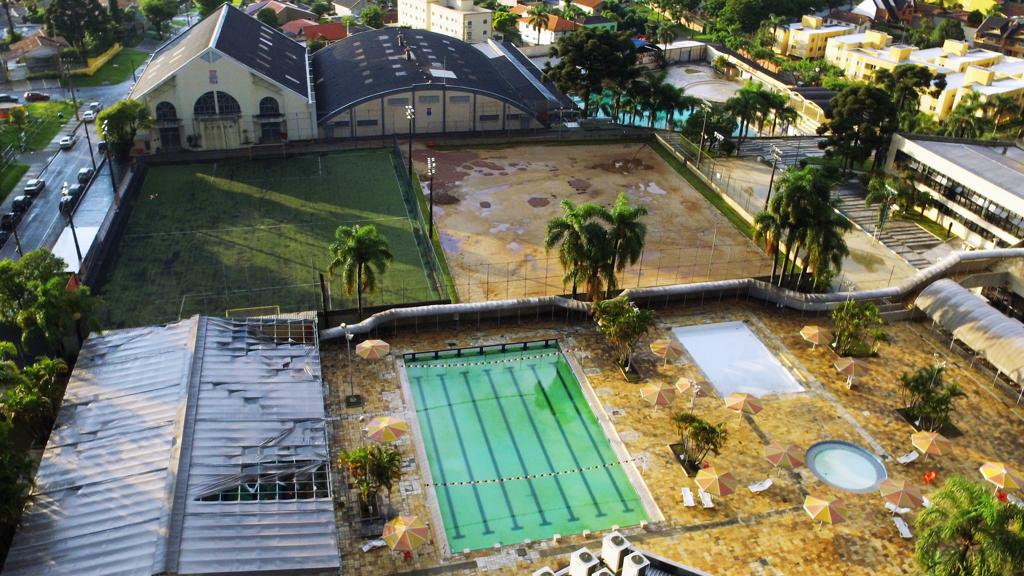 Vista aérea da sede paranista na Avenida Presidente Kennedy mostra as piscinas, dois campos de futebol e dois ginásios. | 041 Drone