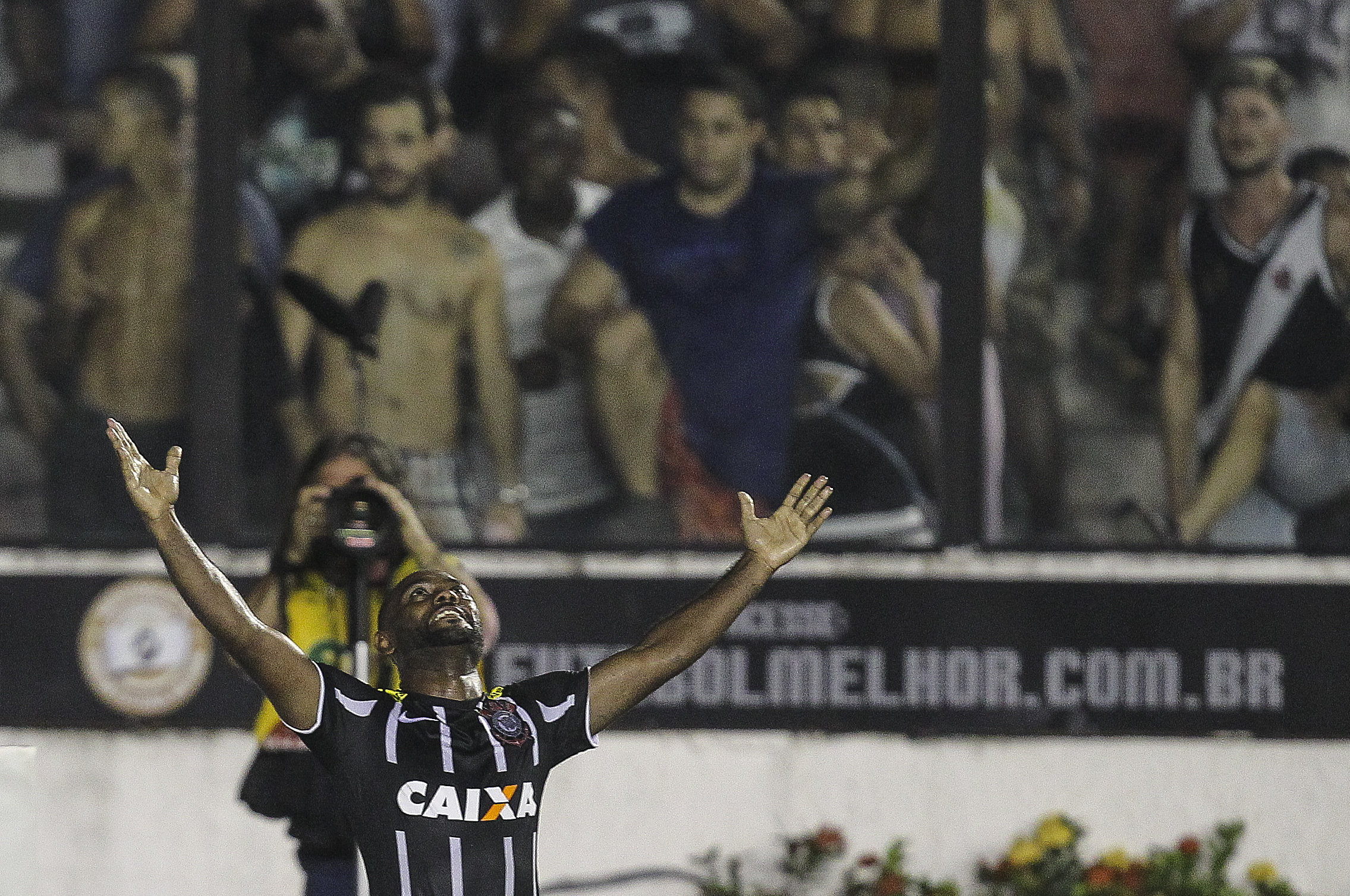 Vagner Love comemora gol que garantiu o título do Corinthians. | Antonio Lacerda/Folhapress
